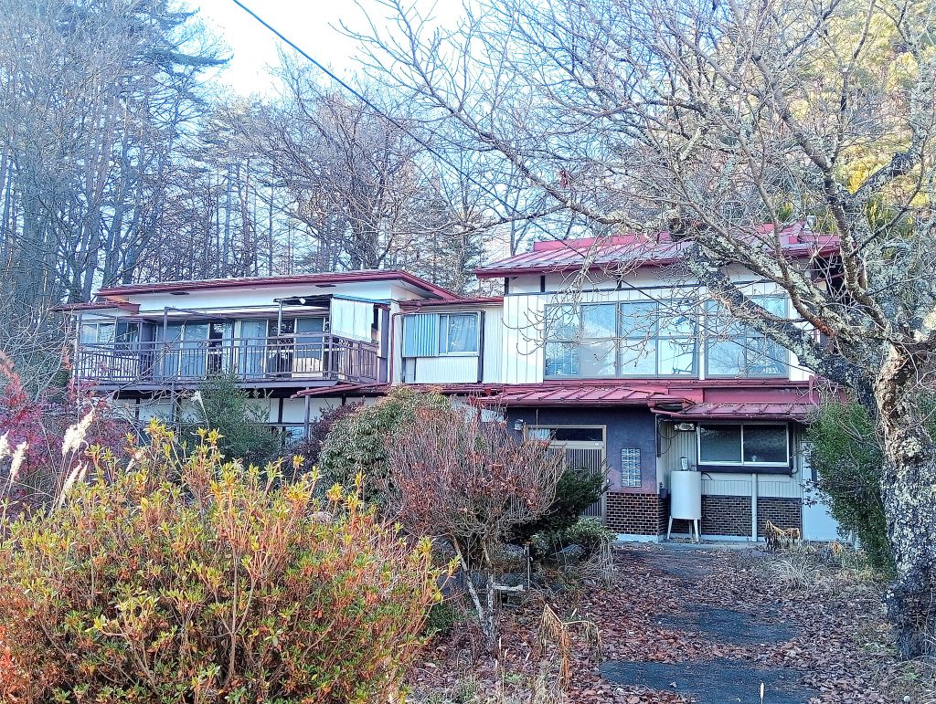 (R7-15)<br/>
信濃境駅から徒歩約11分。<br/>
2階に二世帯用のキッチン設備あり！<br/>
10部屋・広大な敷地