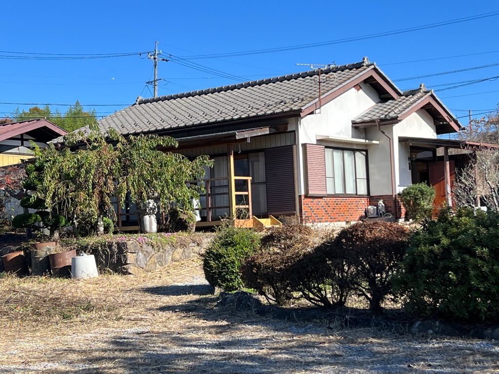 【契約済み！】<br/>
(R6-12)広大な敷地に佇む平屋住宅<br/>
蔵・畑・日本庭園付<br/>
テラスからの眺望は無二の美しさ