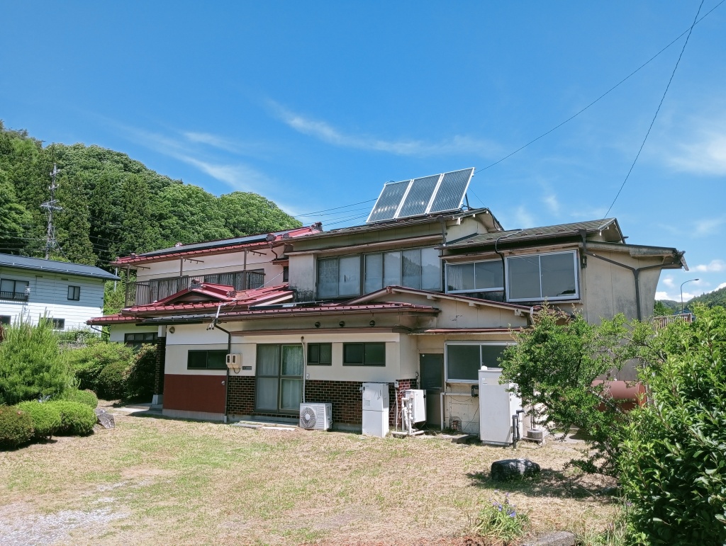 (R8-3)　内見予約受付中！<br/>
国道に隣接し、南側が開けた敷地に部屋数多の２階建住居。<br/>
2世帯住宅にも、民泊等活用にも。