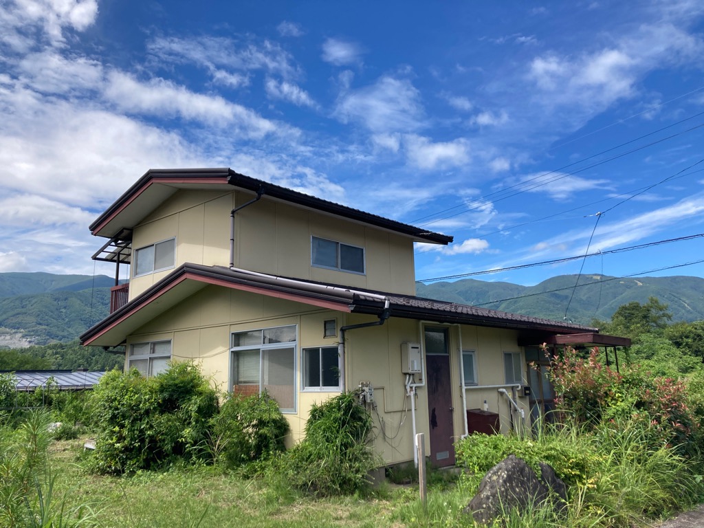 (R8-4)　内見予約受付中！！<br/>
駅から程近い閑静な住宅地にある２階建物件。<br/>
ハウスメーカー施工、駐車スペース、菜園スペース、外物置あり